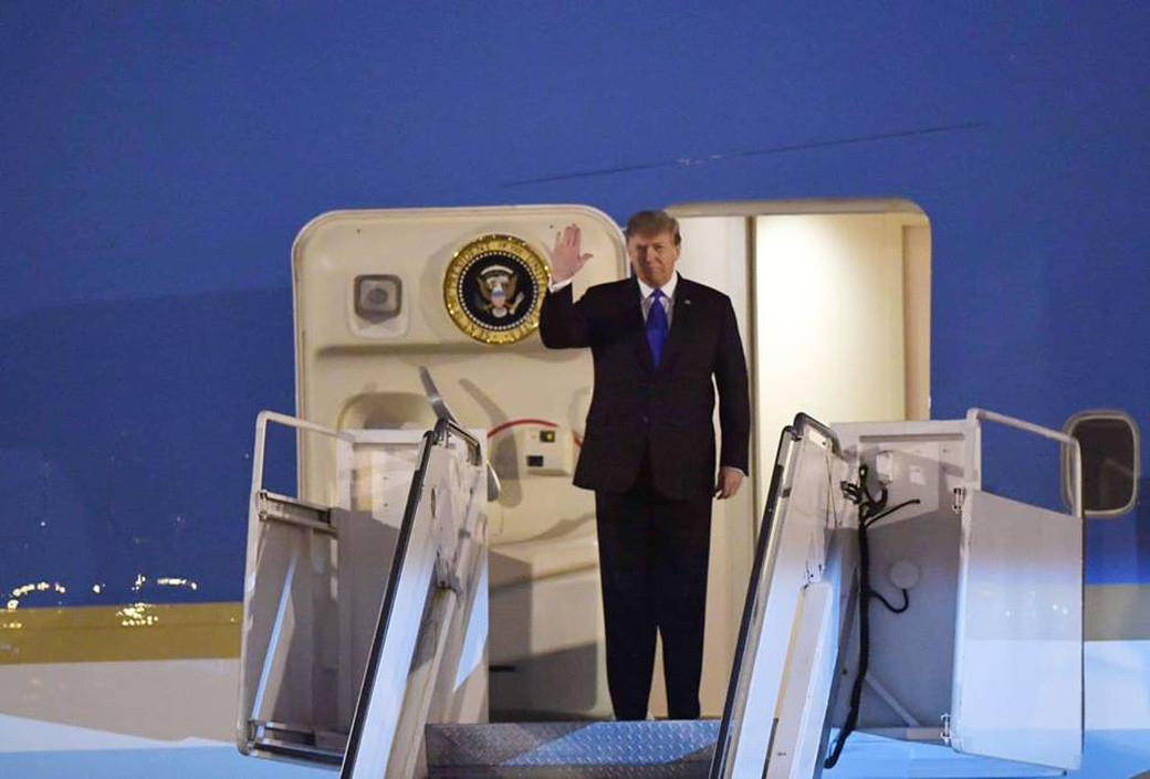 Vào tối 26/2, Tổng thống Donald Trump đến Hà Nội để gặp nhà lãnh đạo Kim Jong-un trong khuôn khổ hội nghị thượng đỉnh Mỹ - Triều lần 2 diễn ra từ ngày 27 -28/2. Ông Trump xuất hiện trong bộ suit sang trọng với điểm nhấn là chiếc cà vạt màu xanh. Ảnh: Vneconomy.