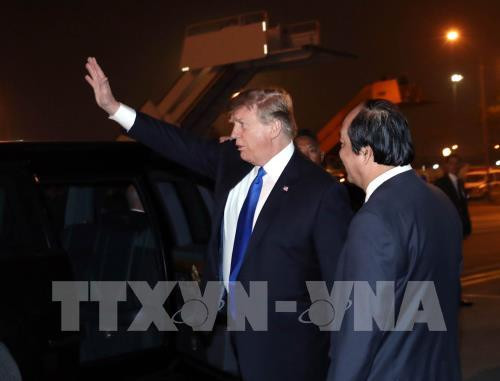 Cùng với cà vạt màu xanh, màu đỏ cũng là lựa chọn thường xuyên của Ông chủ Nhà Trắng. Ảnh: TTXVN.