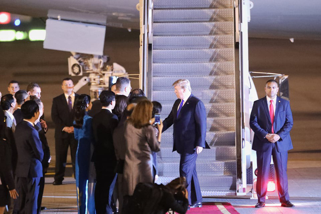 Theo lý giải của các chuyên gia phong cách, thời trang, nếu thắt cà vạt ngắn hơn sẽ gây chú ý vào vòng bụng. Điều này sẽ không thuận tiện trong công việc cũng như cuộc sống. Ngược lại, thắt cà vạt quá dài cũng không phải là một lựa chọn lý tưởng. Ảnh: Vneconomy.