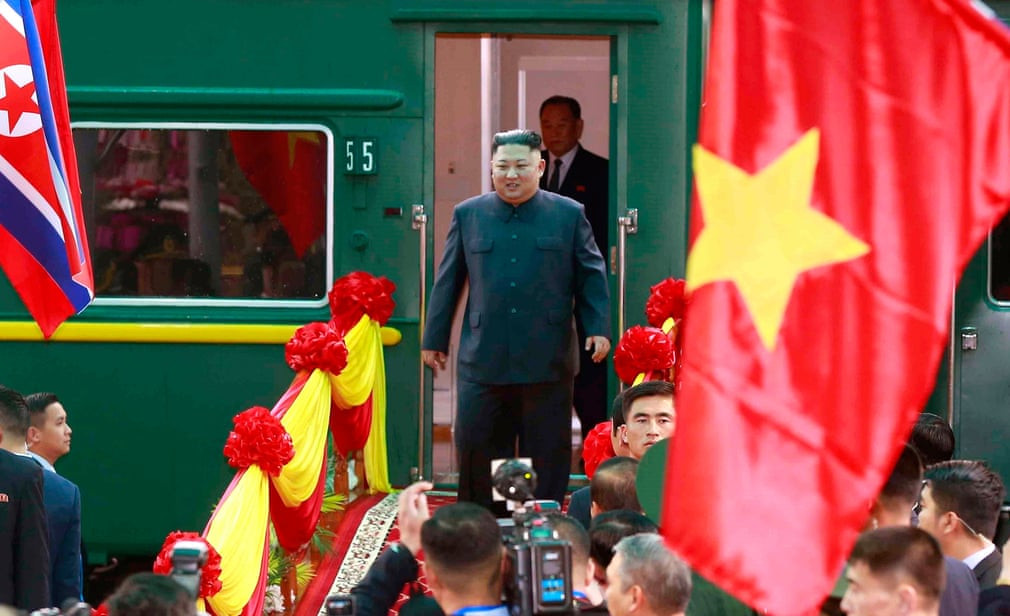 Một trong những lãnh đạo cấp cao Triều Tiên nổi tiếng với việc mặc trang phục theo “kiểu Mao Trạch Đông” là cố Chủ tịch Kim Nhật Thành - nhà sáng lập Triều Tiên và là ông nội của nhà lãnh đạo Kim Jong-un. Cố Chủ tịch Kim Nhật Thành được người dân vô cùng yêu quý, ngưỡng mộ và tôn trọng.