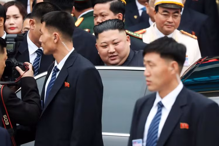 Ông Kim Suk-Young, giáo sư văn hóa Hàn Quốc tại trường UCLA (Đại học California tại Los Angeles, Mỹ) bật mí ý nghĩa bộ trang phục mà ông Kim Jong-un thường mặc, trong đó có chuyến thăm đến Việt Nam.