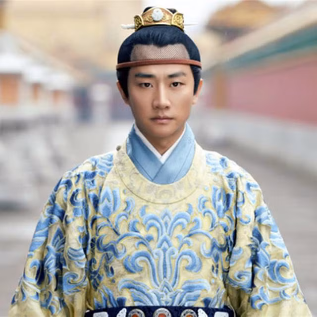 Sau một thời gian nghiên cứu hàng ngàn cổ vật được tìm thấy trong ngôi mộ, các chuyên gia Trung Quốc đi đến kết luận đây là nơi an nghỉ của Lương Trang Vương Chu Thiêm Ký. Ông là cháu ruột của Minh Thành Tổ Chu Đệ và là em trai của Hoàng đế Minh Tuyên Tông.