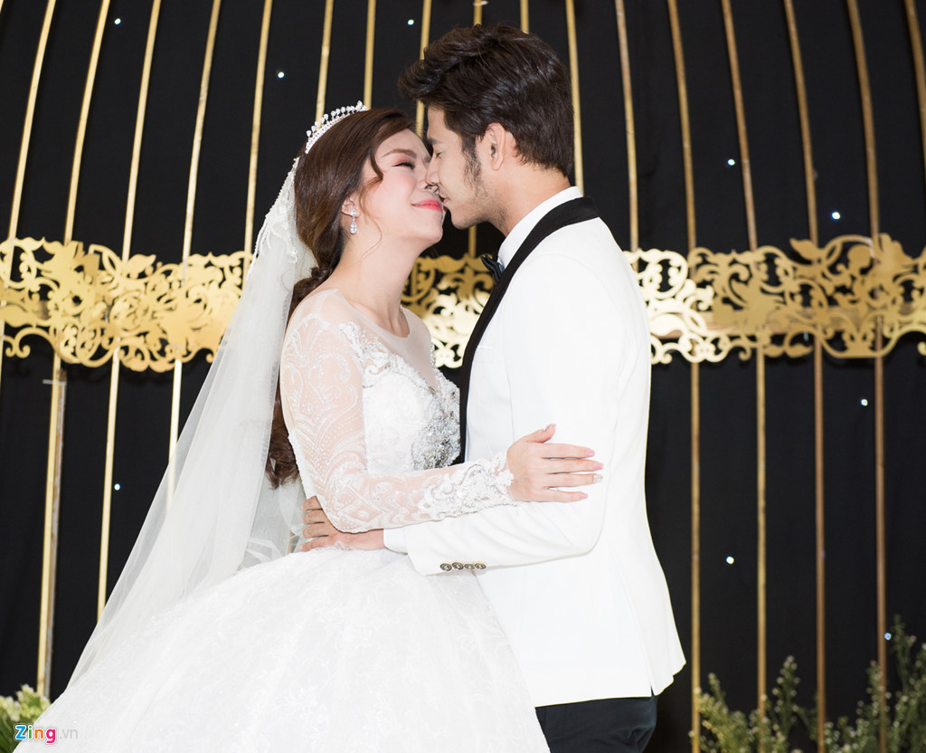 Trong tiệc cưới diễn ra vào tối 19/2, Vũ Ngọc Ánh và ông xã luôn nắm chặt tay, nhìn nhau tình tứ. Thỉnh thoảng, cả hai trao nhau nụ hôn ngọt ngào.