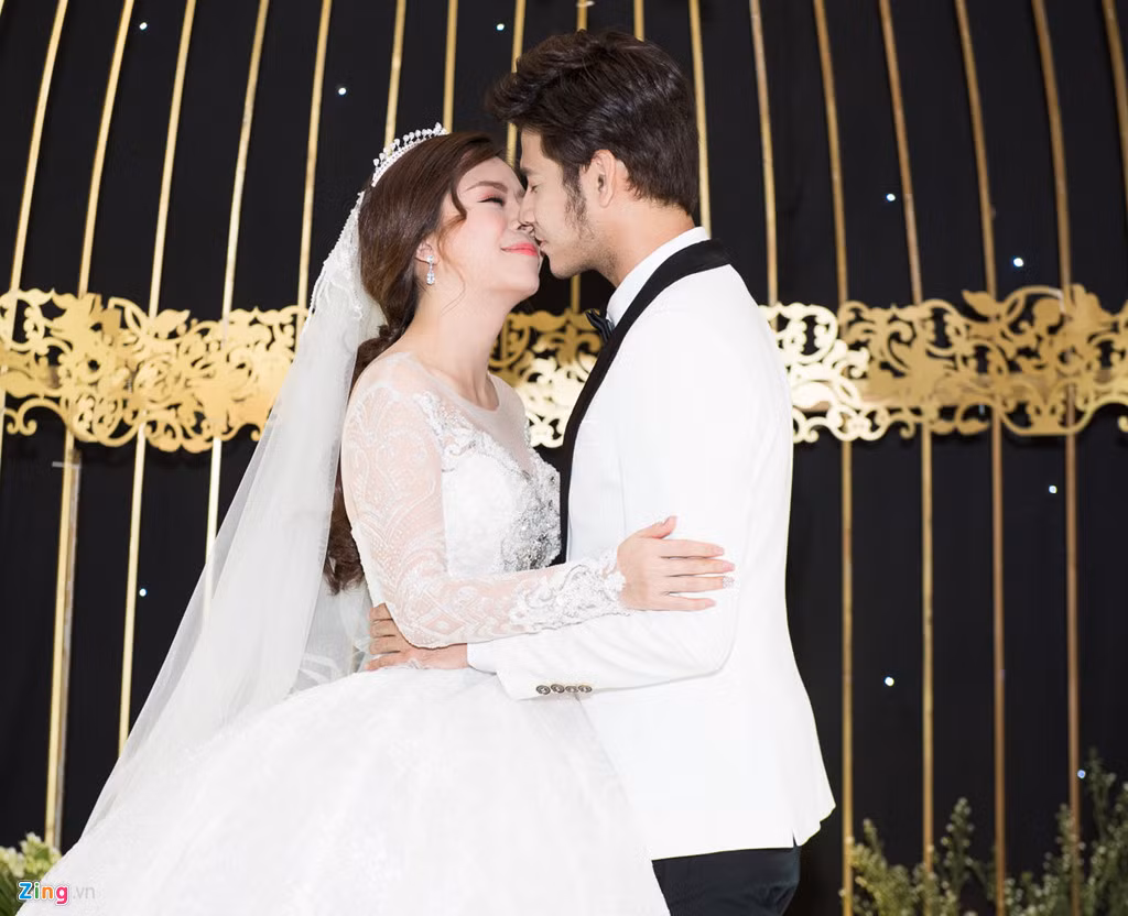 Trong tiệc cưới diễn ra vào tối 19/2, Vũ Ngọc Ánh và ông xã luôn nắm chặt tay, nhìn nhau tình tứ. Thỉnh thoảng, cả hai trao nhau nụ hôn ngọt ngào.