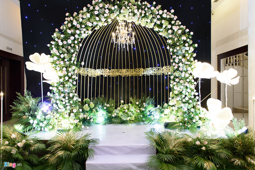 Không gian tiệc cưới của diễn viên phim Gạo nếp gạo tẻ phủ tông trắng vàng. Lối vào tiệc, sân khấu được trang trí bằng hoa hồng, hoa cẩm tú cầu và hoa thạch thảo. Theo cô dâu, đây là các loài hoa thể hiện sự nhẹ nhàng, tinh tế và thủy chung.