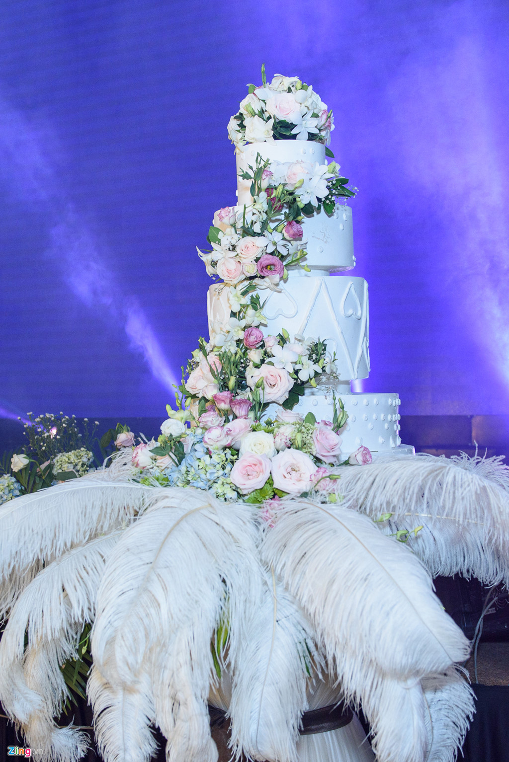 Bánh cưới trang trí cầu kỳ với nhiều lông vũ và hoa hồng. Trước đó, lễ rước dâu được tổ chức tại nhà cô dâu ở quận Tân Bình. Ngày vui của Vũ Ngọc Ánh và Anh Tài có sự tham gia của dàn phù dâu, phù rể là những nghệ sĩ nổi tiếng như Trương Minh Quốc Thái, Mạc Văn Khoa, Huỳnh Đông, Ái Châu...