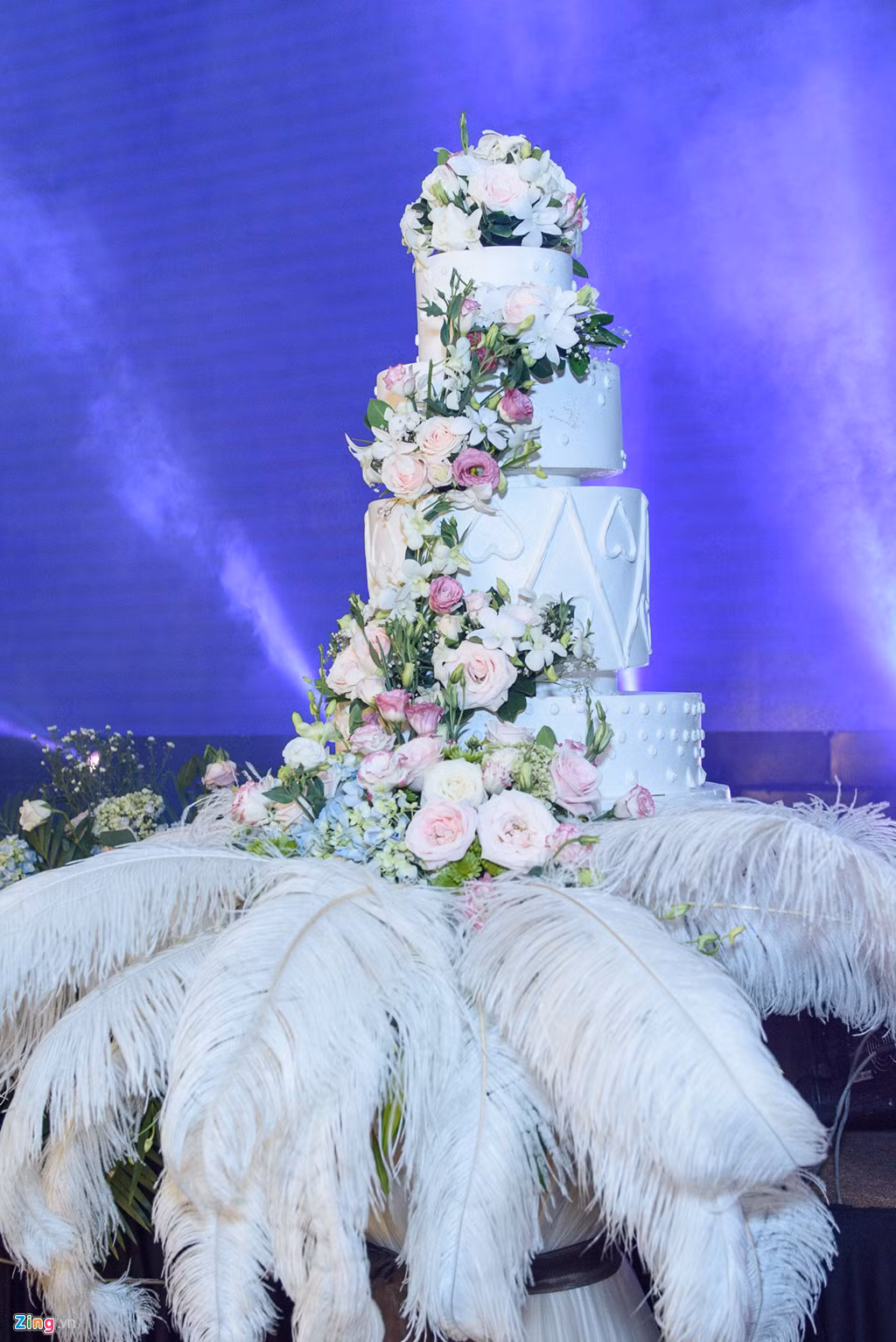 Bánh cưới trang trí cầu kỳ với nhiều lông vũ và hoa hồng. Trước đó, lễ rước dâu được tổ chức tại nhà cô dâu ở quận Tân Bình. Ngày vui của Vũ Ngọc Ánh và Anh Tài có sự tham gia của dàn phù dâu, phù rể là những nghệ sĩ nổi tiếng như Trương Minh Quốc Thái, Mạc Văn Khoa, Huỳnh Đông, Ái Châu...