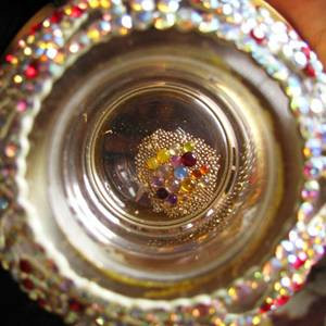 Không phải ai cũng có thể nhìn thấy xá lợi. Theo quan niệm của người xưa, những người có phước duyên từ trước hay đảnh lễ đủ 3.000 lạy mới có thể thấy được xá lợi của cao tăng.