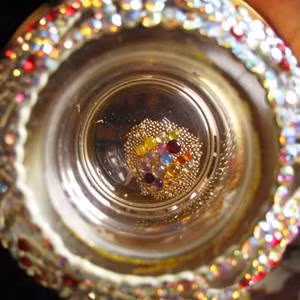 Không phải ai cũng có thể nhìn thấy xá lợi. Theo quan niệm của người xưa, những người có phước duyên từ trước hay đảnh lễ đủ 3.000 lạy mới có thể thấy được xá lợi của cao tăng.