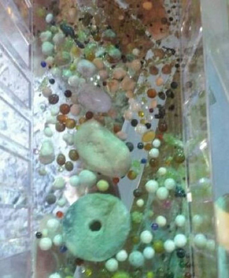 Ngọc xá lợi có thể trông giống ngọc trai hoặc pha lê và được cho là có 5 màu sắc khác nhau.