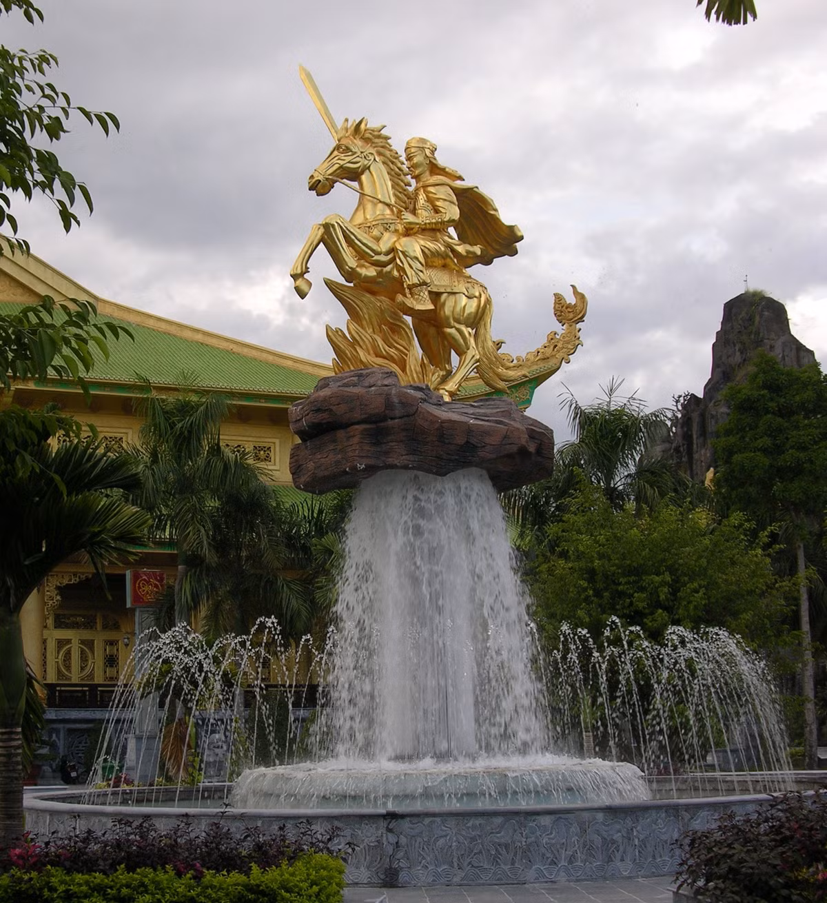 Không chỉ có tài cầm quân, Lý Thường Kiệt còn đi vào lịch sử Việt Nam khi soạn thảo Nam Quốc sơn hà rồi sai người đọc nó vào mỗi đêm trong thời gian diễn ra trận Như Nguyệt.