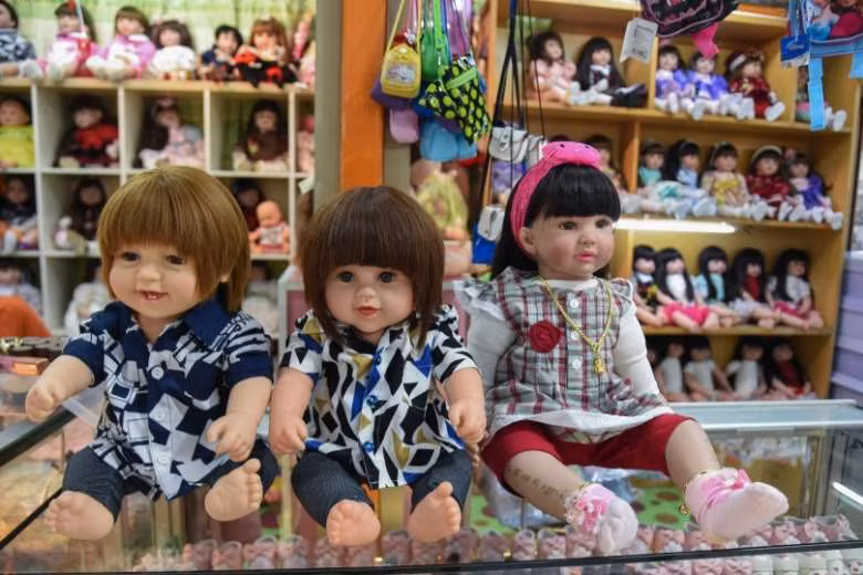 Theo đó, búp bê Kumanthong ra đời. Trong tiếng Thái, búp bê này được gọi là "luuk thep" có nghĩa "thiên thần nhỏ".