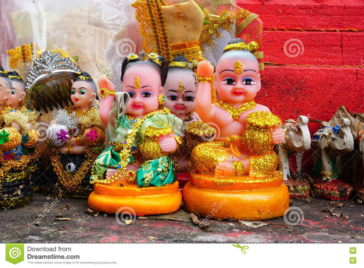 Trước sự việc này, Tiến sĩ Vũ Thế Khanh chia sẻ trên Vietnamnet rằng, quan niệm yểm bùa trong búp bê chỉ là những điều thiếu căn cứ.