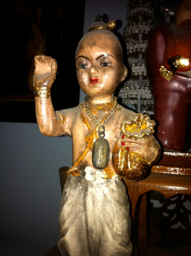 Xuất phát từ điều này, một số người dân Thái Lan thờ phụng và đối xử với búp bê Kumanthong như trẻ em thật, cho ăn uống và mặc quần áo đẹp. Họ làm như vậy với hy vọng sẽ gặp may mắn và tài lộc vì con búp bê đã được yểm bùa.