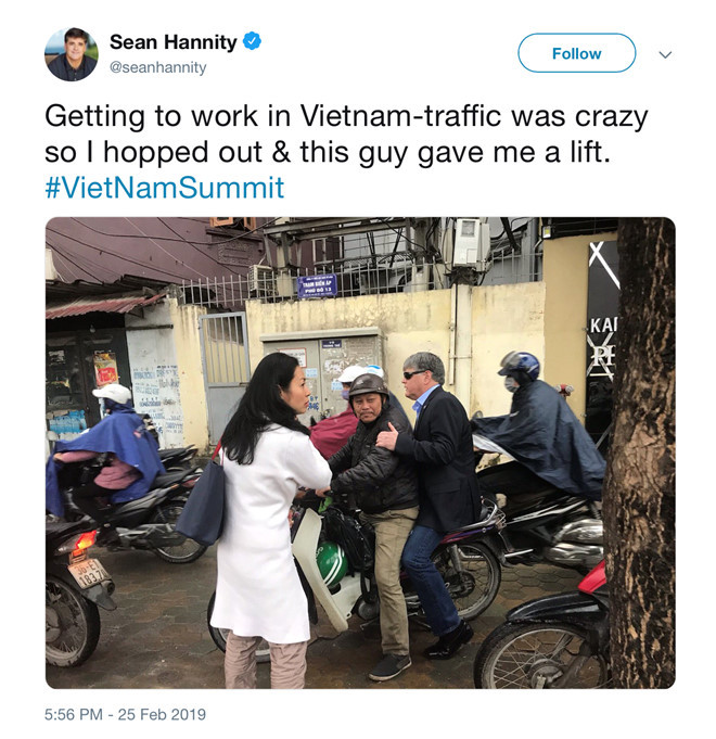 Trên trang cá nhân, người dẫn chương trình Sean Hannity của Fox News gây chú ý khi chia sẻ hình ảnh chụp đường phố Hà Nội với dòng chú thích: “Tình hình giao thông tại Việt Nam giờ đi làm thật đông đúc. Tôi đã sớm thoát khỏi đoạn đường tắc nhờ sự trợ giúp của người đàn ông này”.