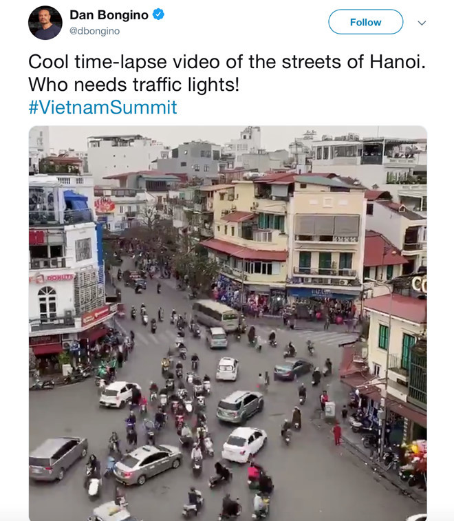 Phát thanh viên Dan Bongino hào hứng đăng bức ảnh chụp đoạn giao gần hồ Hoàn Kiếm, Hà Nội trên mạng xã hội. Đi kèm bức ảnh, Bongino đăng dòng chú thích: “Cảnh tượng thú vị trên những tuyến phố của Hà Nội. Ai cần đèn giao thông nào!”.
