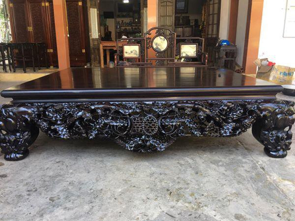 Với các sập, điểm nhấn nằm ở viền xung quanh và 4 chân sập