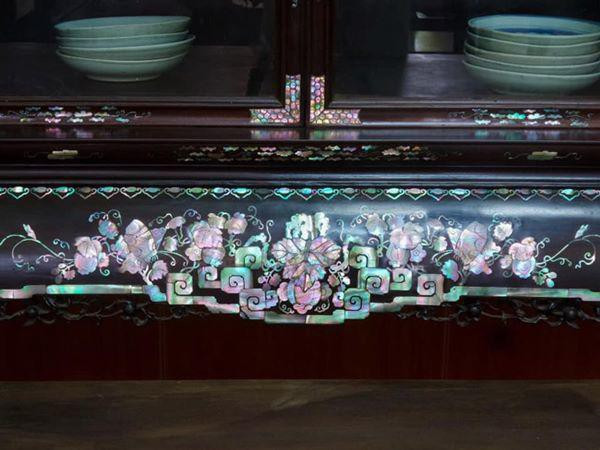 Những mảnh ghép từ vỏ của con trai với những màu sắc óng ánh tạo nên vẻ đẹp rất đặc biệt cho tủ chè.