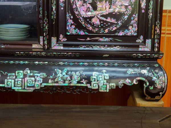 Khi cuộc sống của người dân miền Bắc còn nhiều khó khăn, chỉ có gia đình địa chủ, vương quan mới có thể sở hữu một chiếc sập gụ hay chiếc tủ chè chế tác công phu như thế này.