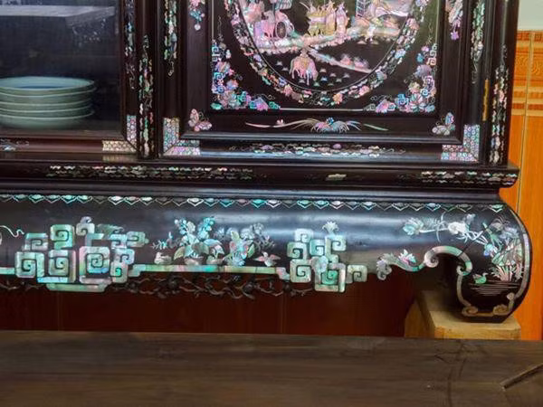 Khi cuộc sống của người dân miền Bắc còn nhiều khó khăn, chỉ có gia đình địa chủ, vương quan mới có thể sở hữu một chiếc sập gụ hay chiếc tủ chè chế tác công phu như thế này.