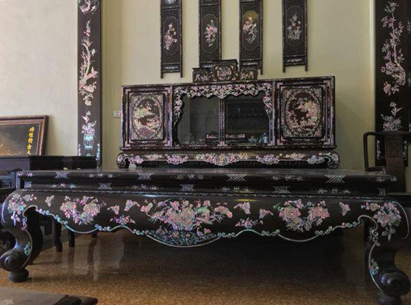 Sập gụ, tủ chè trở thành bộ vật dụng thiết yếu, hiện sự quyền quý của gia đình ở miền Bắc.