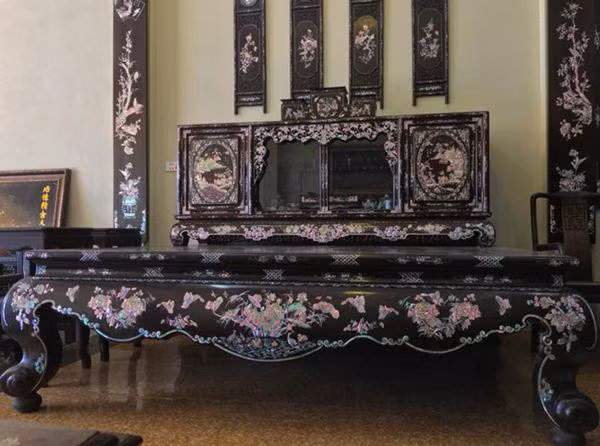 Sập gụ, tủ chè trở thành bộ vật dụng thiết yếu, hiện sự quyền quý của gia đình ở miền Bắc.