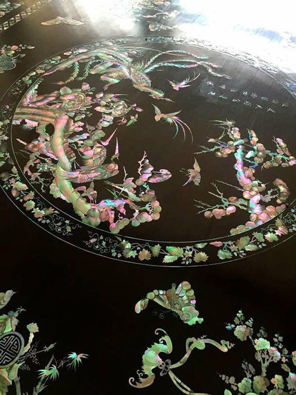 Vì vỏ con trai được sử dụng nhiều trong trang trí nên tủ chè còn có một tên gọi khác là tủ khảm trai.