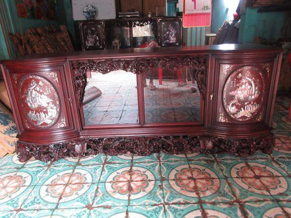 Đây là tủ chè được chế tác từ gỗ Gụ quý hiếm, qua bàn tay khéo léo của thợ thủ công trở thành vật dụng đựng đồ trong gia đình thời xưa.