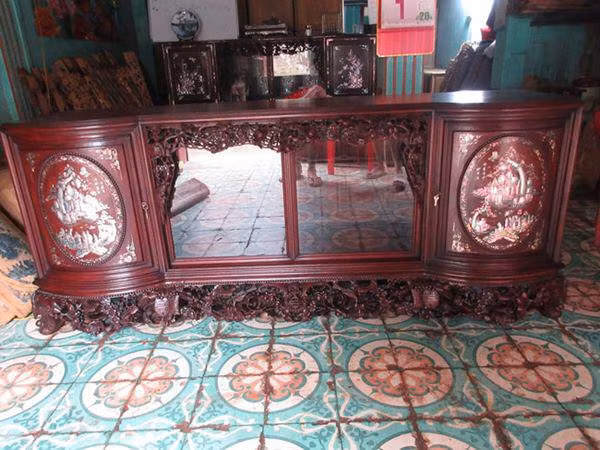 Đây là tủ chè được chế tác từ gỗ Gụ quý hiếm, qua bàn tay khéo léo của thợ thủ công trở thành vật dụng đựng đồ trong gia đình thời xưa.