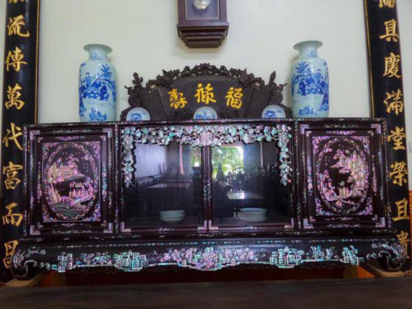 Ngoài việc trưng bày, cất giữ những đồ vật trong gia đình, tủ chè còn có một nhiệm vụ cực kỳ quan trọng là làm bàn thờ tổ tiên.