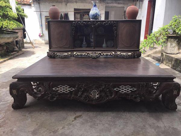 Hiện tại, những bộ sập gụ, tủ chè cổ có giá trị lên tới 200-300 triệu đồng, thậm chí hơn. Còn những bộ mới thì giá mềm hơn chỉ từ vài chục triệu đồng.