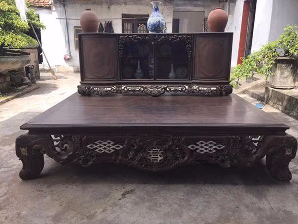 Hiện tại, những bộ sập gụ, tủ chè cổ có giá trị lên tới 200-300 triệu đồng, thậm chí hơn. Còn những bộ mới thì giá mềm hơn chỉ từ vài chục triệu đồng.