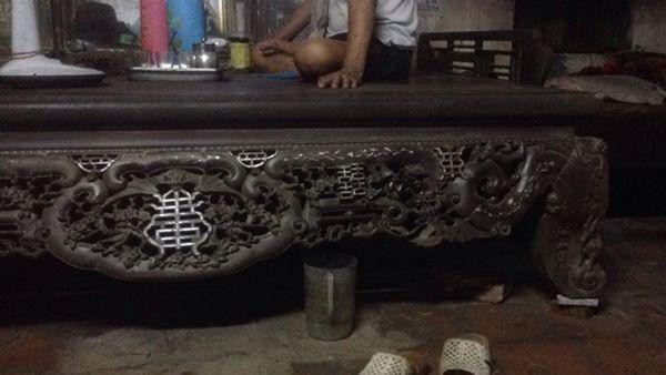 Thông thường, những bức họa tiết, hoa văn thường được các nghệ nhân chạm khắc trên sập là rồng chầu, phượng múa; tùng, trúc, cúc, mai; sông núi hay các hoạt động đời thường của người dân.