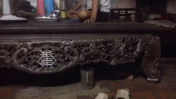 Thông thường, những bức họa tiết, hoa văn thường được các nghệ nhân chạm khắc trên sập là rồng chầu, phượng múa; tùng, trúc, cúc, mai; sông núi hay các hoạt động đời thường của người dân.