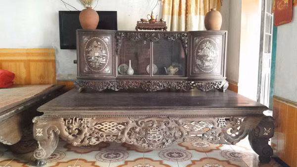 Theo quan niệm của người xưa, trong nhà có kê sập gụ, tủ chè sẽ thể hiện sự no đủ, phú quý trong gia đình.