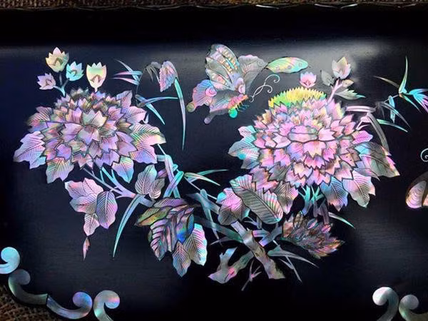 Được chế tác thủ công, những họa tiết trang trí phản ánh sự lành nghề, khéo tay của người thợ.