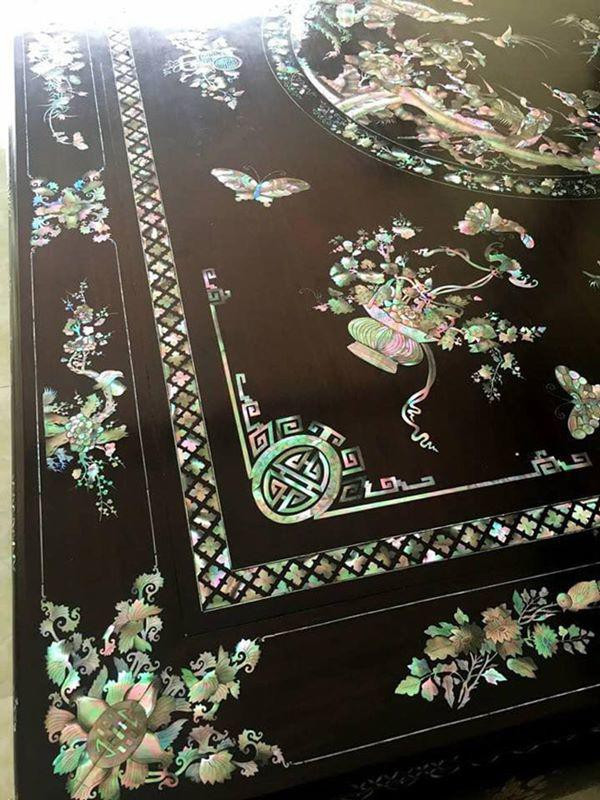 Từng họa tiết trang trí bằng vỏ trai nổi bật nhưng vẫn hài hòa trên nền gỗ càng tôn thêm vẻ sang trọng.