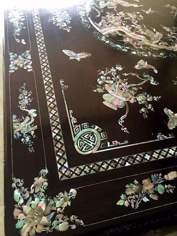 Từng họa tiết trang trí bằng vỏ trai nổi bật nhưng vẫn hài hòa trên nền gỗ càng tôn thêm vẻ sang trọng.