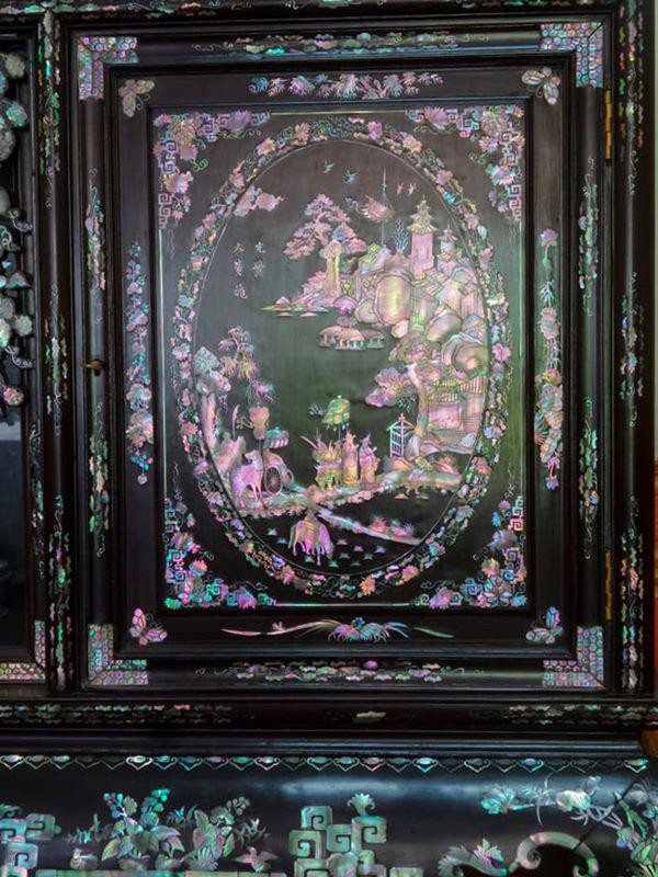 Các họa tiết trang trí trên cánh tủ, viền tủ được người thợ khéo léo gọt dũa, chau chuốt tạo nên từ các nguyên liệu là vỏ con trai sống ở nước ngọt.