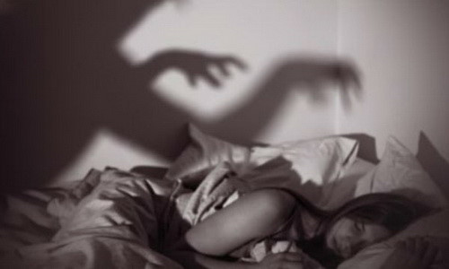 Họ thường không thể cử động cơ thể hay nói được để gọi người đến giúp. Điều này khiến người bị "bóng đè" sợ hãi và giật mình khi thức giấc.