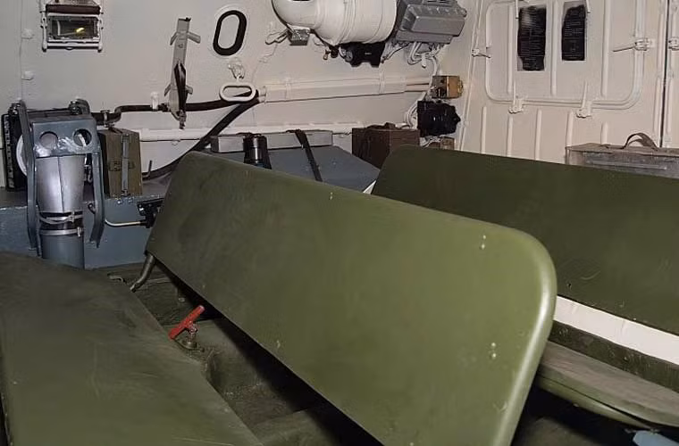 Bên trong xe thiết giáp BTR-60PB có các hàng ghế để binh sĩ ngồi, hai bên thành xe có các lỗ châu mai để họ quan sát toàn cảnh và ngắm bắn từ bên trong khi cần. Ảnh minh họa nước ngoài