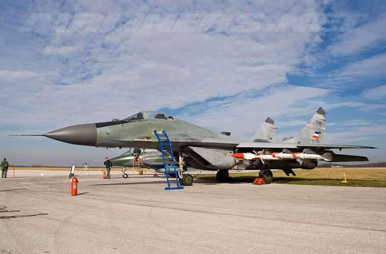 Chính vì những hạn chế về radar điều khiển hỏa lực khiến cho MiG-29B chỉ có khả năng mang tên lửa không đối không tầm ngắn R-73 và tầm trung dẫn đường radar bán chủ động R-27. Trong khi đó, nó không thể mang được tên lửa dẫn đường radar chủ động R-77 và đặc biệt là các loại vũ khí tấn công đối đất thông minh.