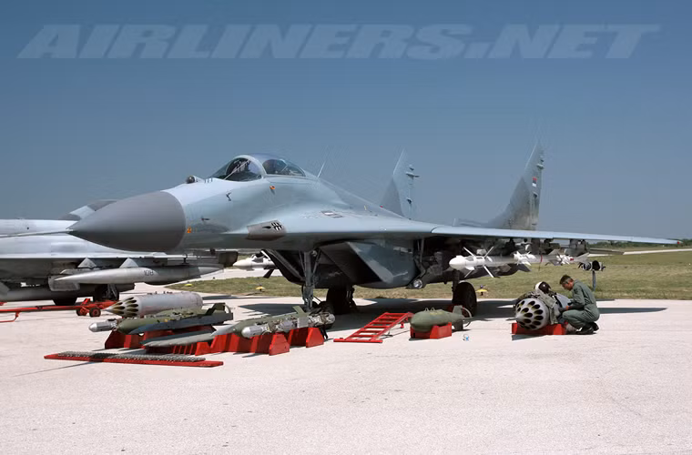 Ngoài ra, tải trọng vũ khí của tiêm kích MiG-29B cũng là vấn đề khi mà nó chỉ cho phép tải đến 3,5 tấn đạn dược - con số quá bé nhỏ so với tiêm kích F-16 của Mỹ. Không chỉ có vậy, MiG-29B của Không quân Syria sẽ không thể khai hỏa pháo đối không 30mm trong thân nếu mang thùng nhiên liệu giữa máy bay vì nó ngăn cản việc đẩy vỏ đạn ra ngoài. Điều đó có nghĩa là, nếu muốn tăng tầm bay tác chiến, MiG-29B phải hi sinh khẩu pháo 30mm, và ngược lại.
