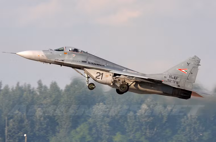 So với nguyên mẫu MiG-29 9.12 thì 9.12B bị "hạ cấp" hệ thống điện tử hàng không, thiếu khả năng tấn công hạt nhân, sử dụng radar cũ, không có hệ thống đối kháng điện tử và hệ thống nhận diện địch - ta.