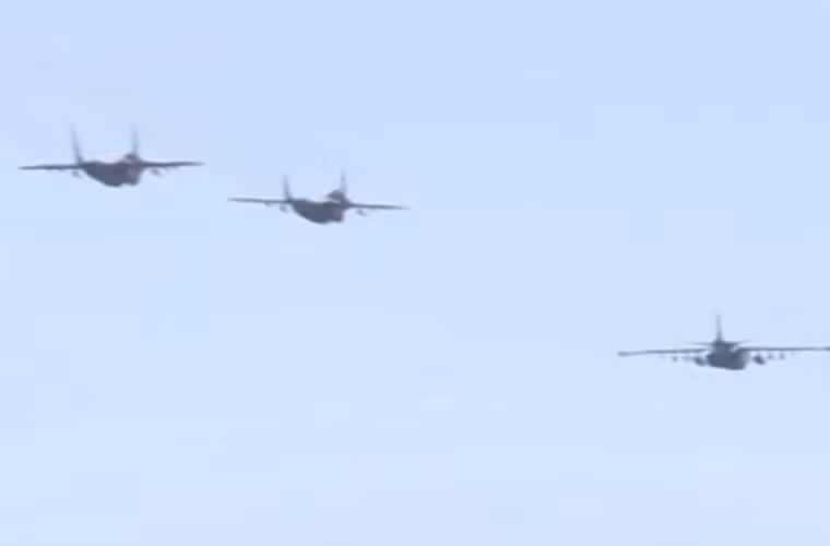 Đoạn clip được công bố cho thấy các máy bay cường kích Su-25 cất cánh từ căn cứ Humaymin và được hộ tống bởi hai tiêm kích MiG-29 của Không quân Syria.