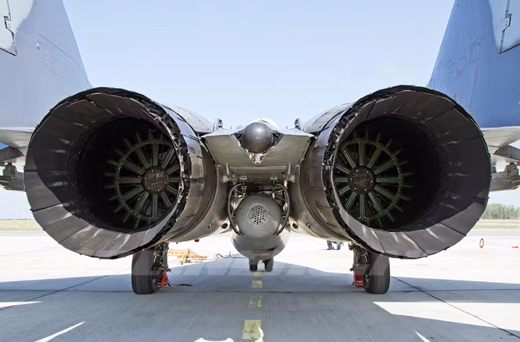 MiG-29B được trang bị hai động cơ phản lực Klimov RD-33 có công suất 50 kN và 83.5 kN khi đốt nhiên liệu phụ trội. Máy bay có khả năng đạt tốc độ cực đại Mach 2,4 tức 2.445km/h, tầm bay chiến đấu đến 700km, tuần tiễu 2.900km, trần bay 18.000m, vận tốc leo cao 330m/s.