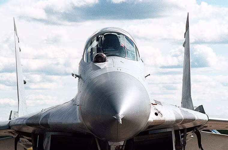 MiG-29B chỉ được trang bị radar điều khiển hỏa lực RLPK-29 được đánh giá là có nhiều thiếu sót, đặc biệt là trong khả năng giao chiến ngoài tầm nhìn. RLPK-29 chỉ cho phép MiG-29 theo dõi mục tiêu là máy bay chiến đấu từ khoảng cách 70 km phía trước mặt và 35 km phía sau. Phạm vi theo dõi máy bay ném bom được mở rộng gấp 2 lần. 10 mục tiêu có thể hiện lên trên màn hình theo dõi, nhưng radar chỉ khóa một mục tiêu cho tên lửa điều khiển bán chủ động. Bộ xử lý tín hiệu cũng gặp rắc rối khi gặp phải những quấy phá từ mặt đất, và phạm vi trong phát hiện theo dõi tầm xa đã bị giảm bớt. Nó cũng khá dễ bị ảnh hưởng bởi nhiễu điện tử.