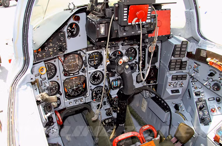 Tuy động cơ được đánh giá cao nhưng thiết bị điện tử hàng không của MiG-29 đời đầu nói chung và MiG-29B nói riêng là rất tệ. Nó bị giới chức phương Tây phê phán rằng " buồng lái chật chội với nhiều nút và công tắc trên bảng điều khiển, màn hình HUD không được tốt khiến phi công nắm bắt tình hình trên không rất kém". Peter Steiniger, người từng bay trên máy bay MiG-29 của Đức đã chia sẻ cảm xúc từ các chuyến bay trên: "Tôi có muốn chiến đấu trên một máy bay như vậy không ư? Không. Nếu bạn bỏ qua một bên tên lửa AA-11 Archer, thì làm việc trong buồng lái phi công là rất nặng nhọc. Việc nắm bắt tình hình bên ngoài tầm nhìn thẳng bị dừng ở một bản đồ"