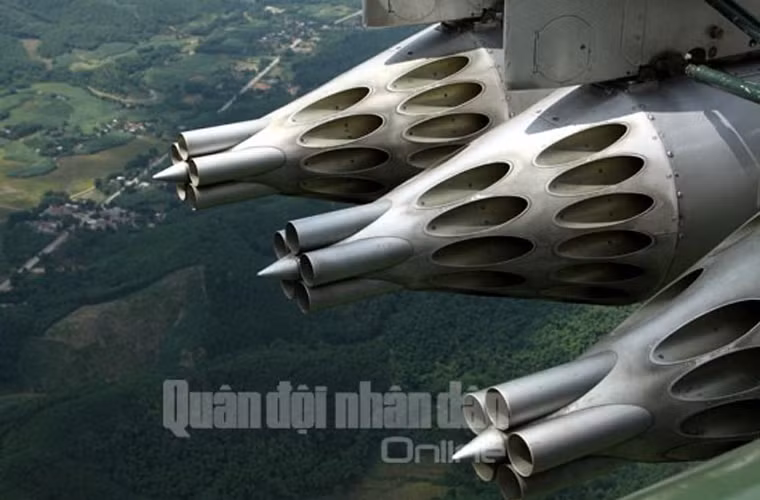 Hình ảnh chụp ba trong 6 giàn phóng rocket trên trực thăng Mi-17 của Đoàn 916 tham gia diễn tập bắn đạn thật ở Thanh Hóa 2015.