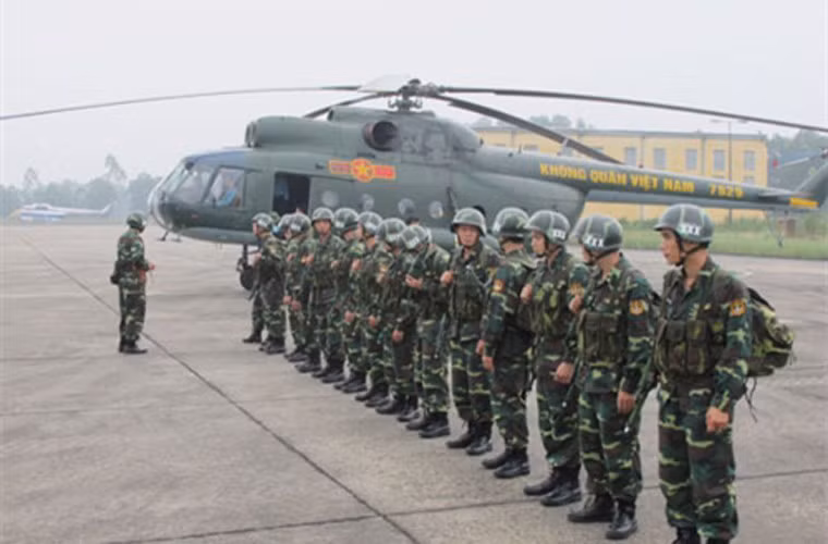 Những năm qua, Trung đoàn đã thực hiện tốt nhiều nhiệm vụ quan trọng mà Đảng, Nhà nước, Quân đội giao phó như: huấn luyện chiến đấu, sẵn sàng chiến đấu; bay phục vụ các lễ diễu, duyệt binh kỷ niệm Quốc khánh và 1000 năm Thăng Long - Hà Nội; bay tìm kiếm cứu hộ, cứu nạn, phòng chống lụt bão… và sẵn sàng làm các nhiệm vụ đột xuất khác được giao.